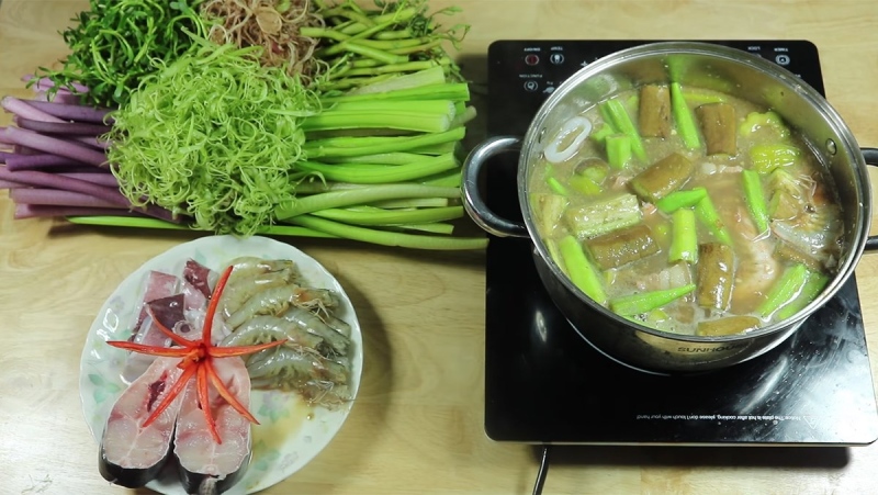 Nồi lẩu mắm cá linh hoàn thiện với rau và cá