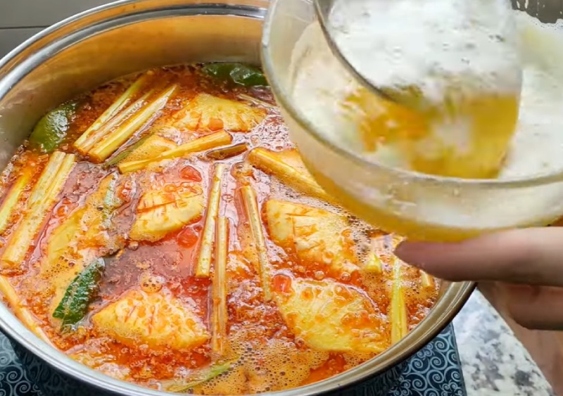 Vớt bọt cho nước lẩu