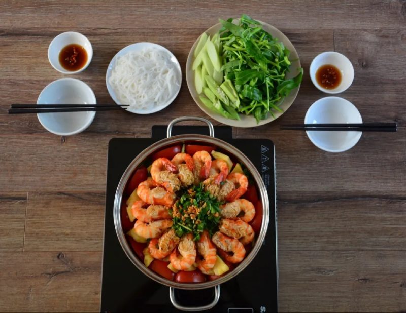 Lẩu tôm năm ri ăn kèm cùng bún và rau sống