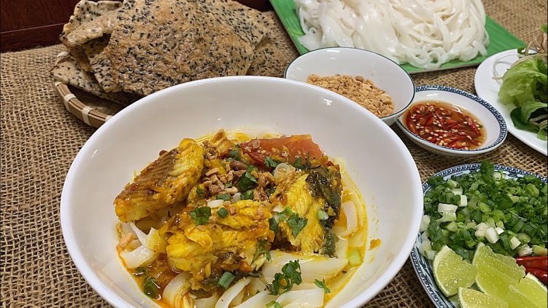 Mì Quảng cá lóc bày ra tô ăn kèm bánh tráng