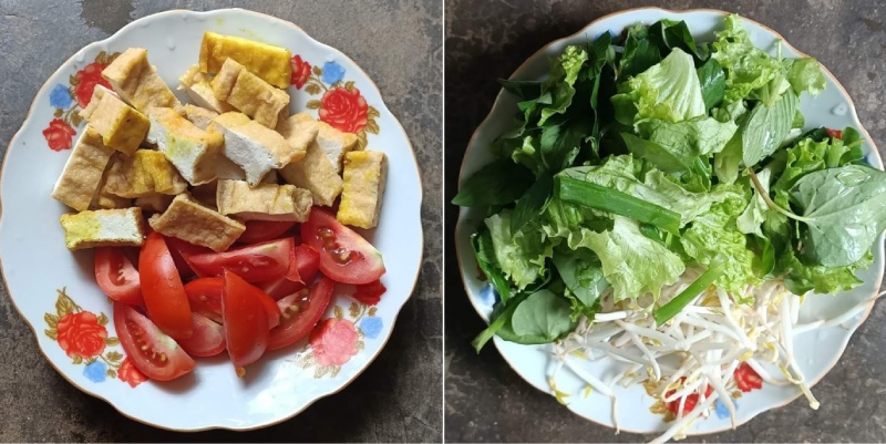 Chuẩn bị đậu hũ, cà chua và rau ăn kèm mì Quảng