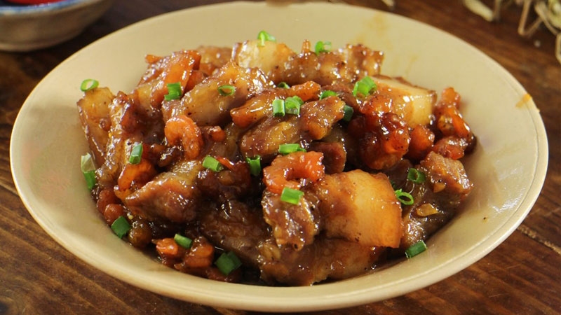 Thịt kho tôm kiểu Huế sánh màu, rắc hành lá