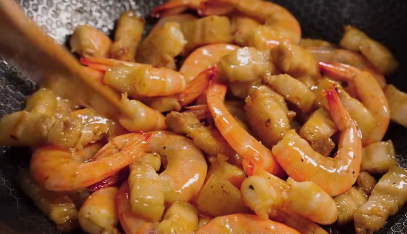 Xào tôm cùng thịt ba chỉ