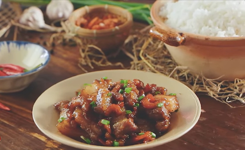 Thịt kho tôm kiểu Huế ăn kèm cơm trắng