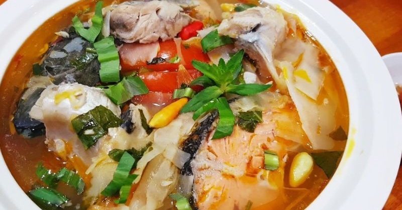 Canh chua xương cá hồi kiểu miền Nam ăn kèm cà chua và hành lá