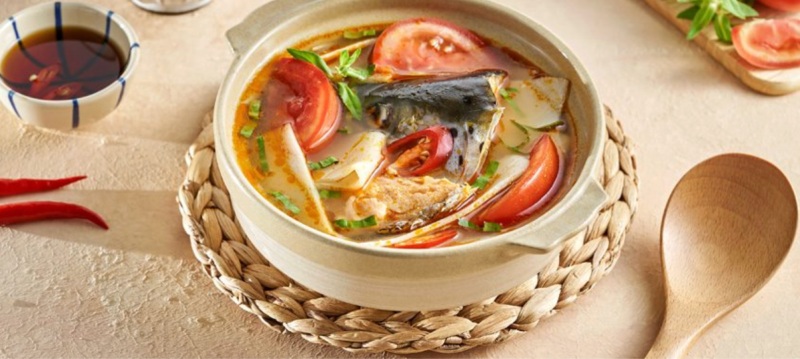Tô canh chua xương cá hồi nóng hổi, màu nước dùng hấp dẫn