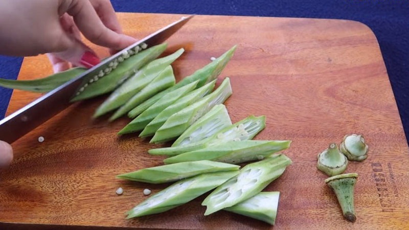 Đậu bắp thái lát để nấu canh chua xương cá hồi