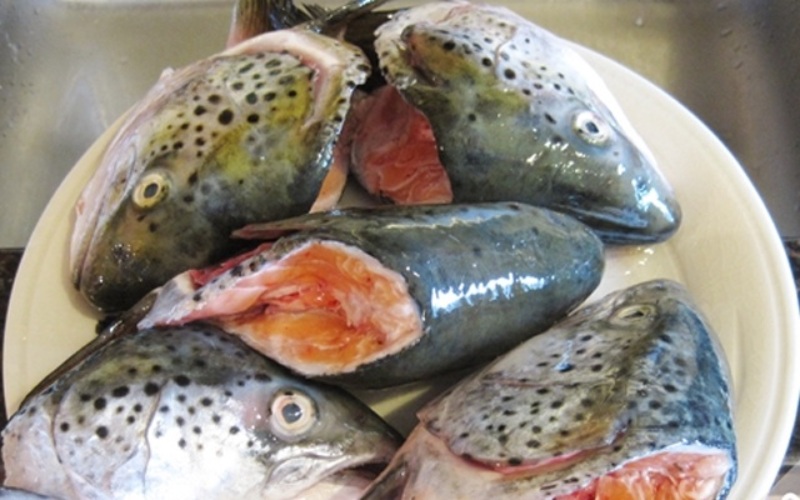 Xương cá hồi tươi đã làm sạch dùng nấu canh chua