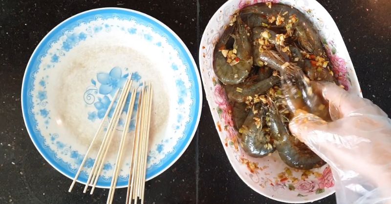 Trộn tôm với nước sốt