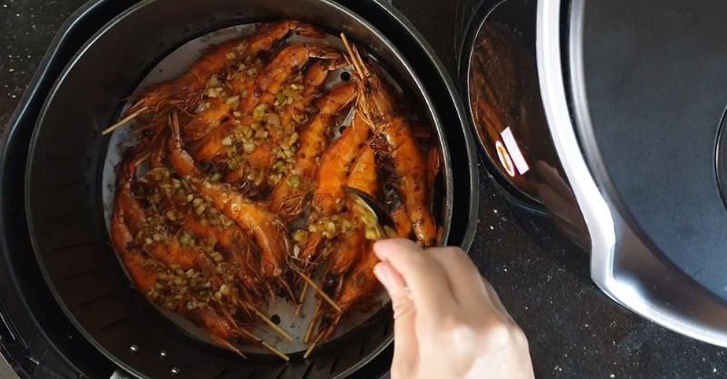 Phết nước sốt lên tôm lần nữa