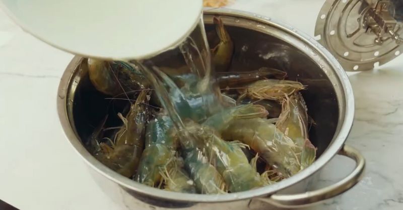 Rửa tôm với muối sạch