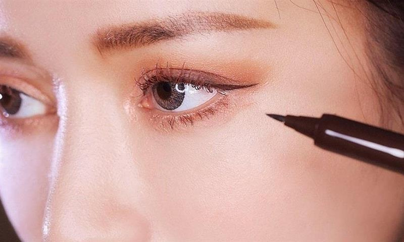 Làm gì để mắt lươn trong nổi bật hơn