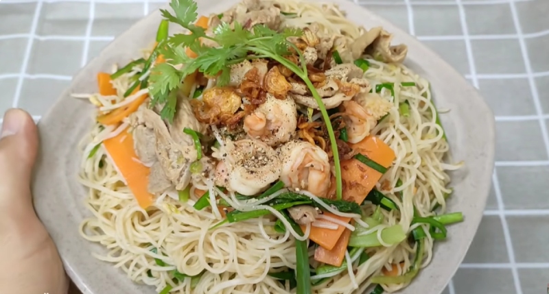 Bún gạo xào tôm thịt