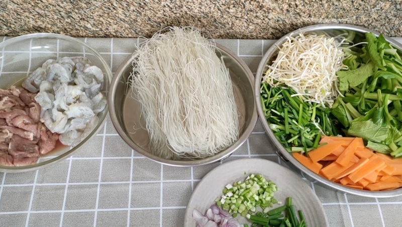 Nguyên liệu bún gạo tôm thịt đã sơ chế