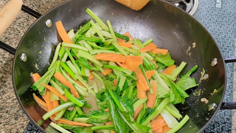 Xào rau củ trên chảo nóng