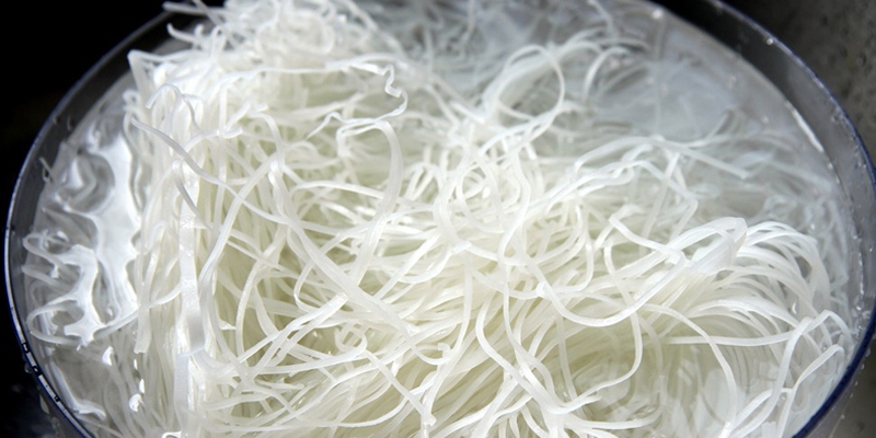 Xả bún gạo với nước lạnh