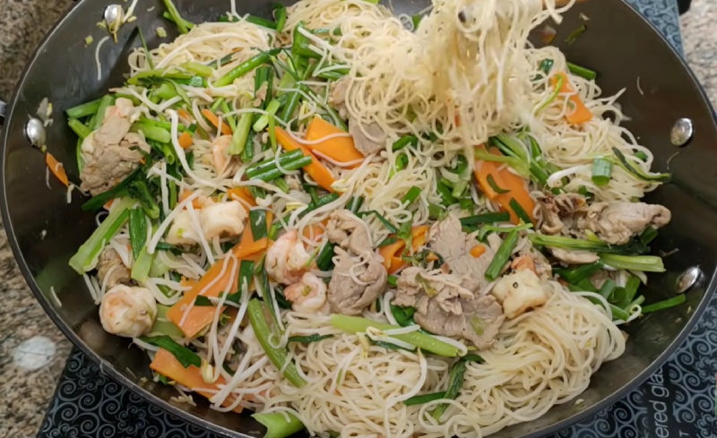 Xào bún gạo với tôm thịt