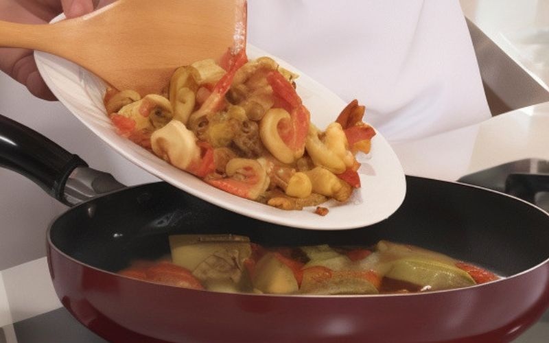 Công đoạn xào tôm với cà tím