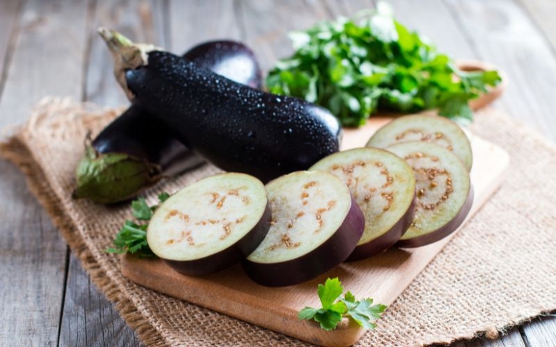 Chọn cà tím có vỏ căng, sáng bóng, màu tím đậm