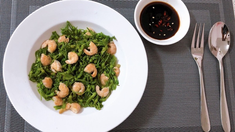 Hoa thiên lý xào tôm bày trên đĩa