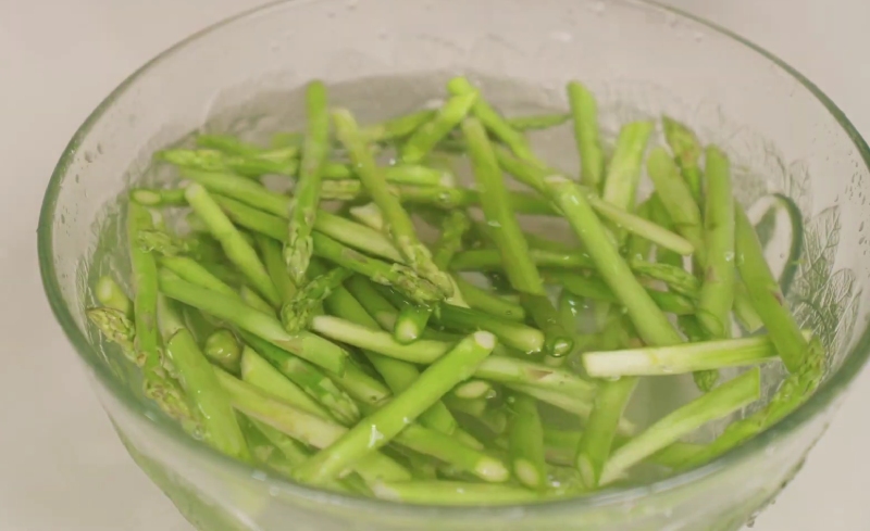 Măng tây cắt khúc ngâm nước