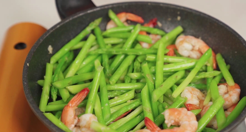 Cho măng tây vào xào cùng tôm