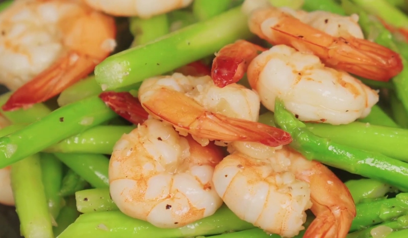 Tôm xào măng tây chín tươi