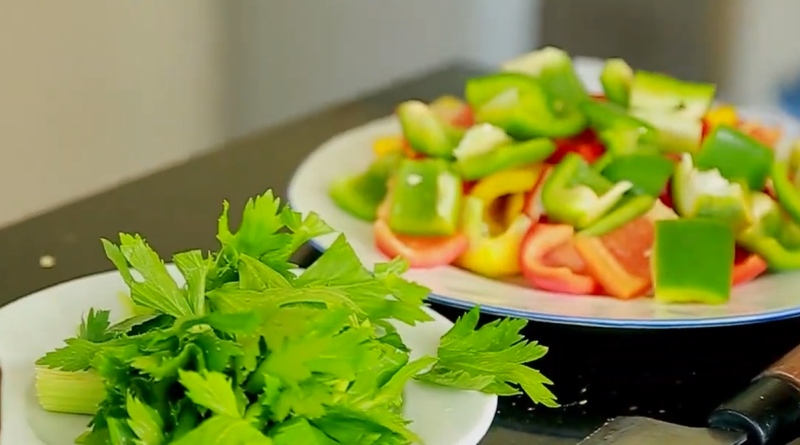 Ớt chuông được sơ chế và thái miếng nhỏ