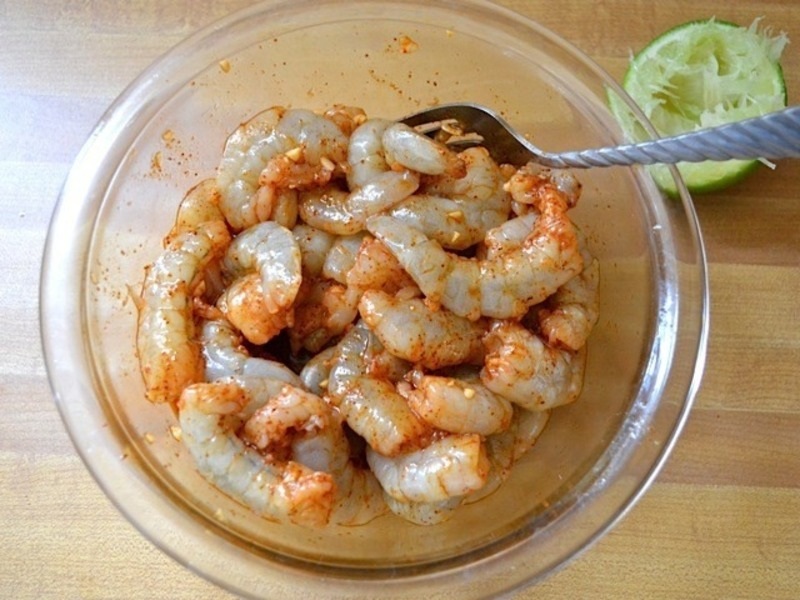 Tôm được sơ chế và ướp gia vị