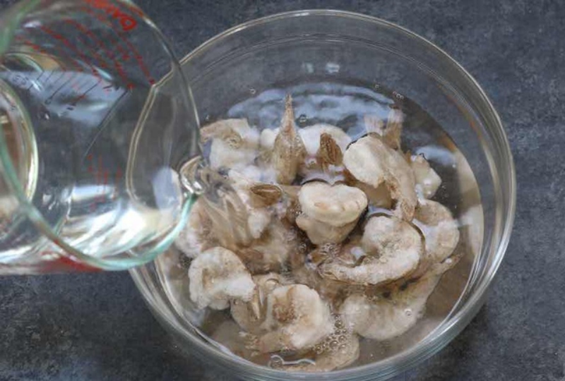 Rửa sạch tôm nõn