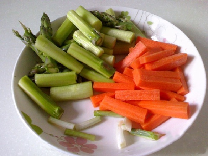 Măng tây và cà rốt chần