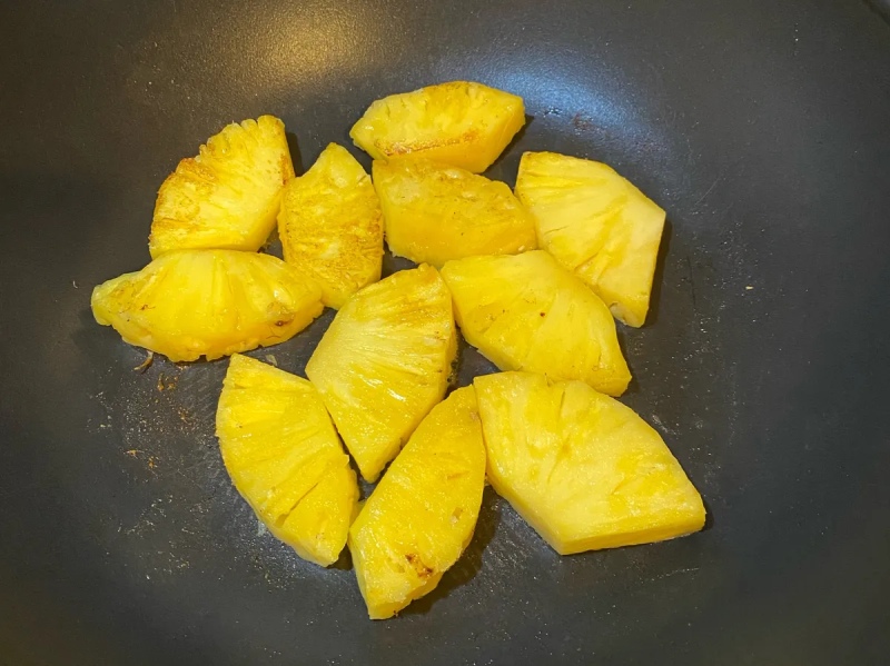Xào dứa trên chảo cho vàng nhẹ