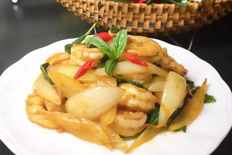 Tôm xào hành tây đựng trên đĩa trắng