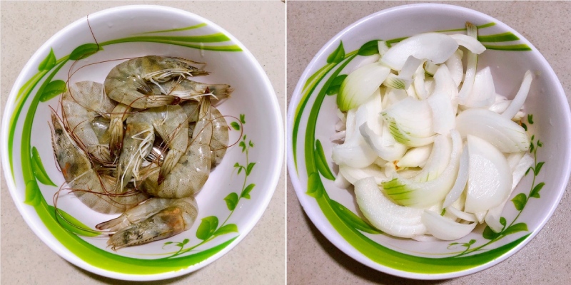 Tôm và hành tây được sơ chế đựng trong tô