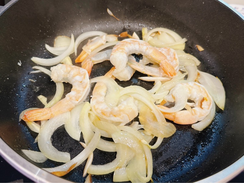 Xào tôm cùng hành tây trên chảo