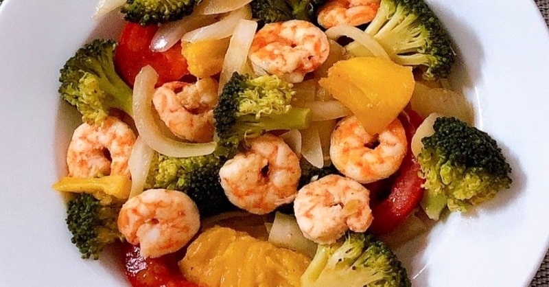 Cách xào tôm với rau củ