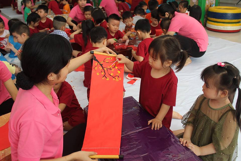 Hoạt động vẽ câu đối Tết của các em bé