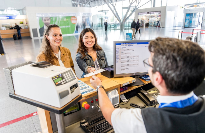 Check-in để lấy vé máy bay tại quầy vé