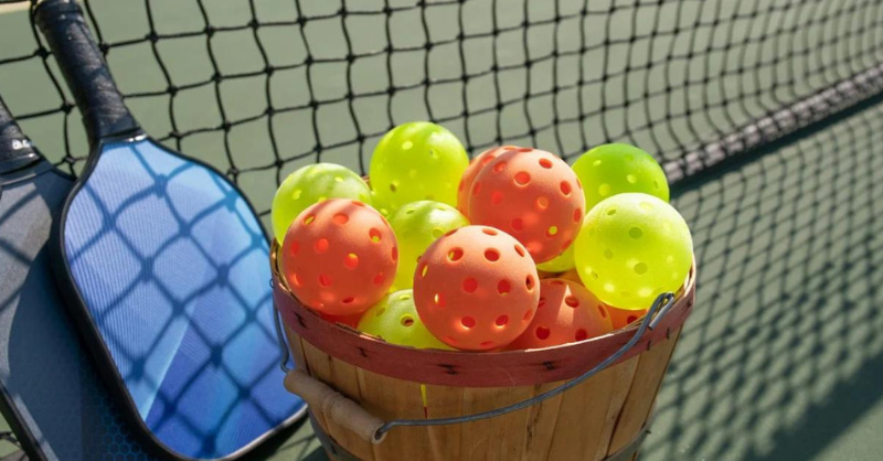 Chọn màu sắc bóng Pickleball phù hợp để dễ quan sát khi chơi