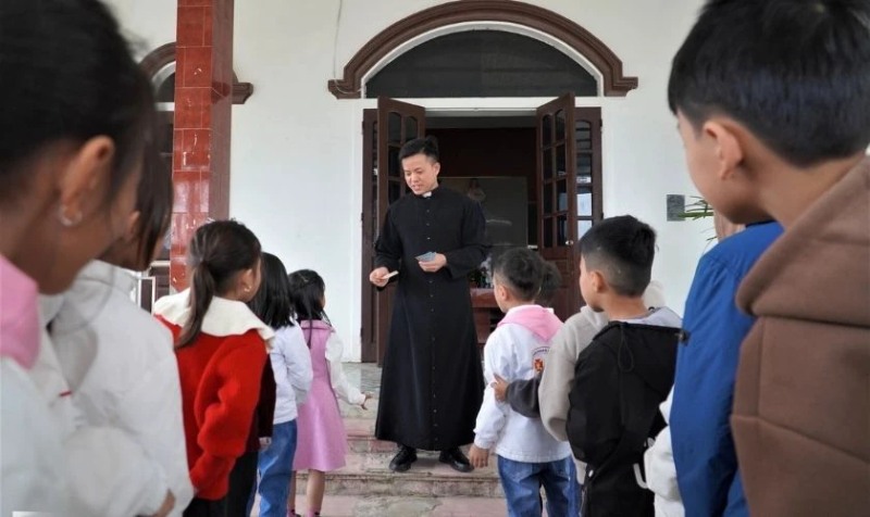 Những lưu ý khi gửi lời chúc Tết cho cha xứ