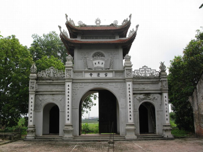 Cổng tam quan chùa Cổ Pháp