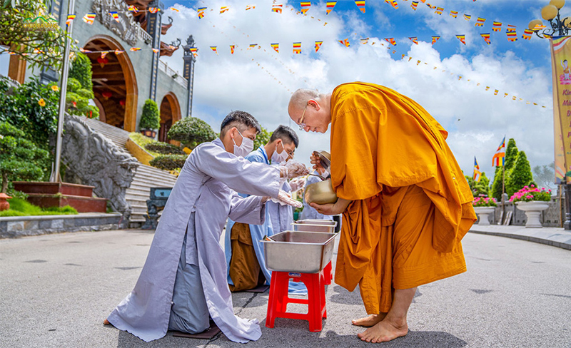 Cúng dường là một trong những hành động thiện lành, được thực hiện với lòng thành kính