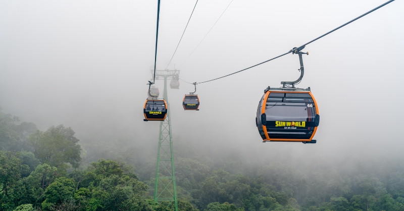 Đi cáp treo lên đỉnh núi Bà Nà Hills