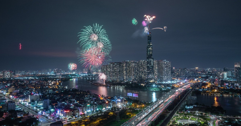 Bắn pháo hoa ở bên sông Sài Gòn