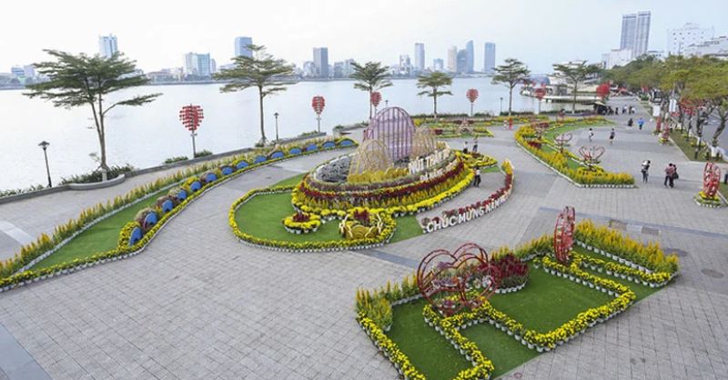 Con đường hoa ven sông Hàn