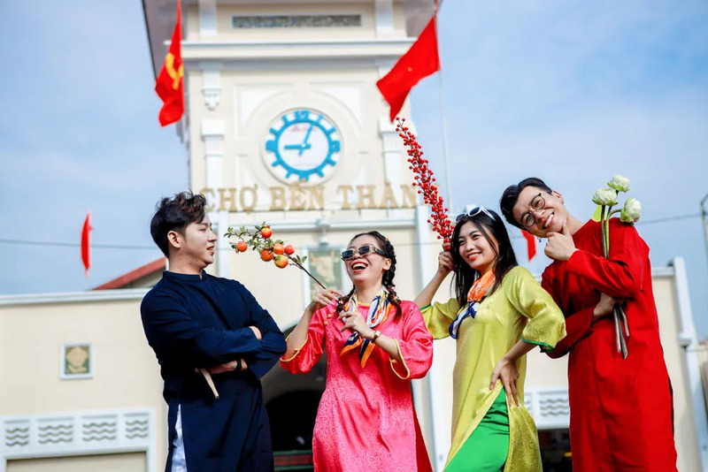 Chụp ảnh Tết tại Chợ Bến Thành