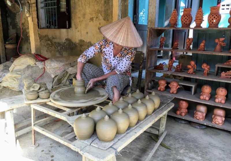 Nghệ nhân ở làng gốm Thanh Hà