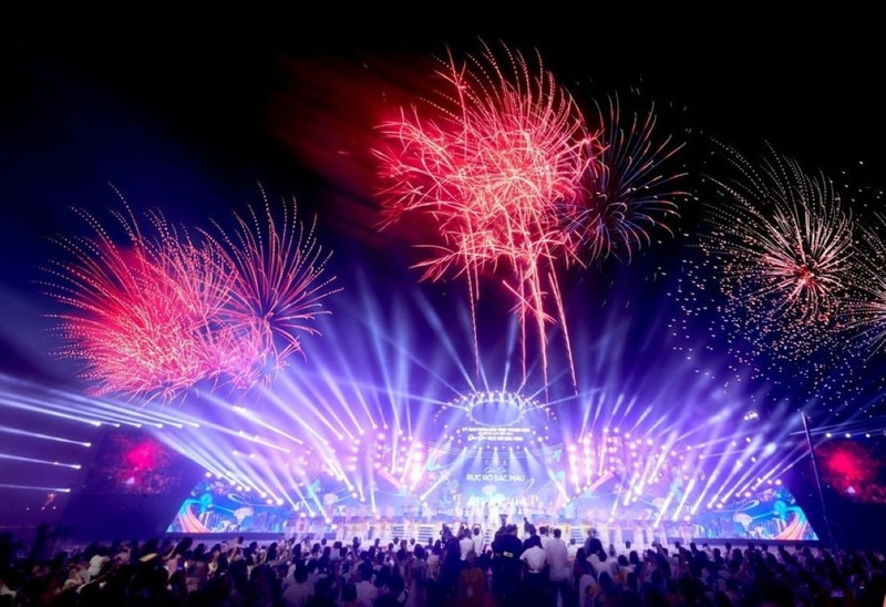 Bắn pháo hoa tại Quảng trường Lam Sơn