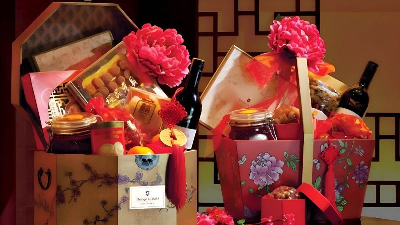 Giở quà tết biếu gia đình hai bên