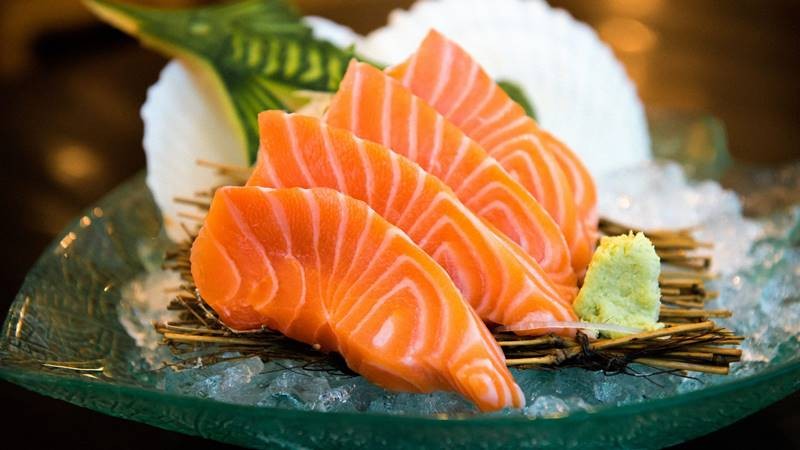 Lát sashimi cá hồi tươi